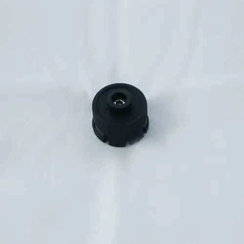 Schwarze Rastbuchse mit gewindeförmigem Inneren, hergestellt von Kludi. Das Produkt zeigt eine runde Form und ist für Schraubverbindungen konzipiert.